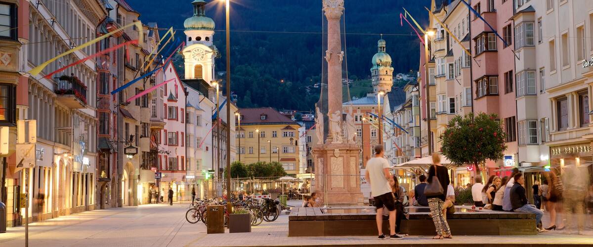 安娜柱 呈现出 廣場, 傳統元素 和 夜景