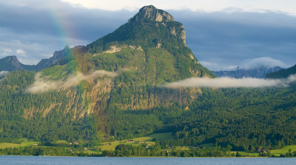 Sankt Wolfgang im Salzkammergut welches beinhaltet Berge, See oder Wasserstelle und ruhige Szenerie