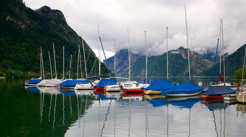 Ebensee 呈现出 山, 湖泊或水池 和 薄霧或有霧氣