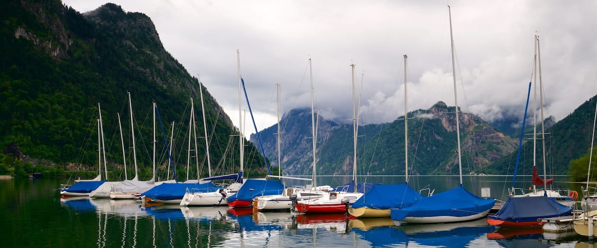 Ebensee mettant en vedette montagnes, lac ou étang et brume ou brouillard