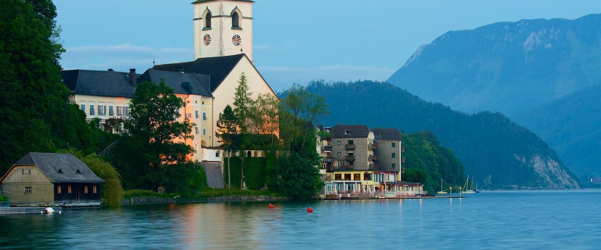 Sankt Wolfgang im Salzkammergut showing heritage elements and a lake or waterhole