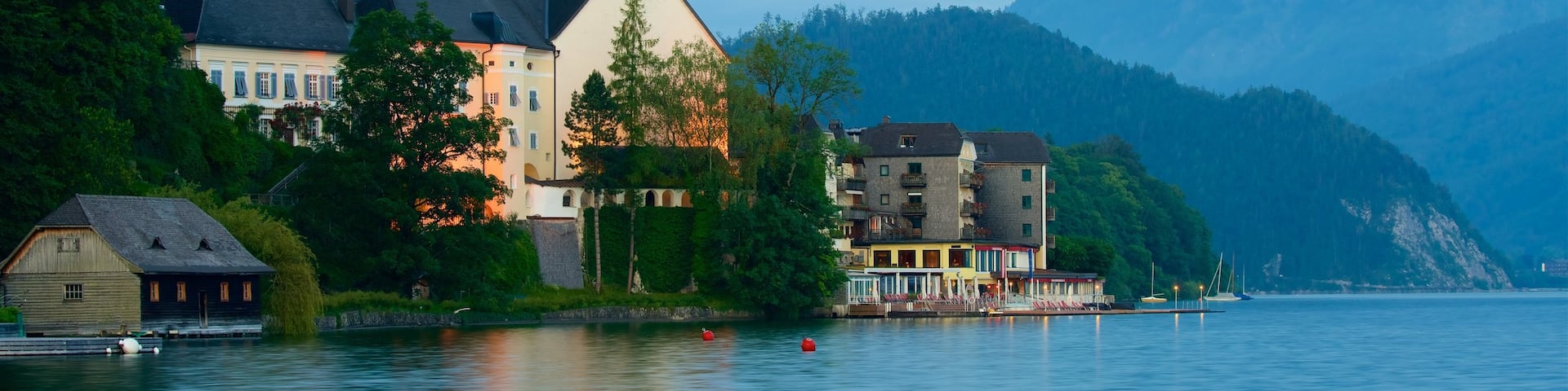 Sankt Wolfgang im Salzkammergut showing heritage elements and a lake or waterhole