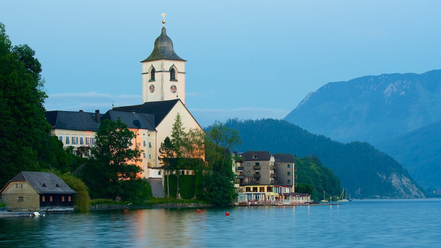 Sankt Wolfgang im Salzkammergut showing heritage elements and a lake or waterhole