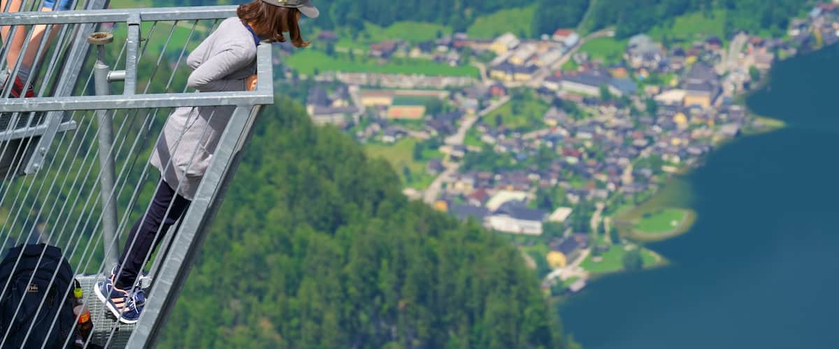 Hallstatt que incluye escenas tranquilas y vistas y también una mujer