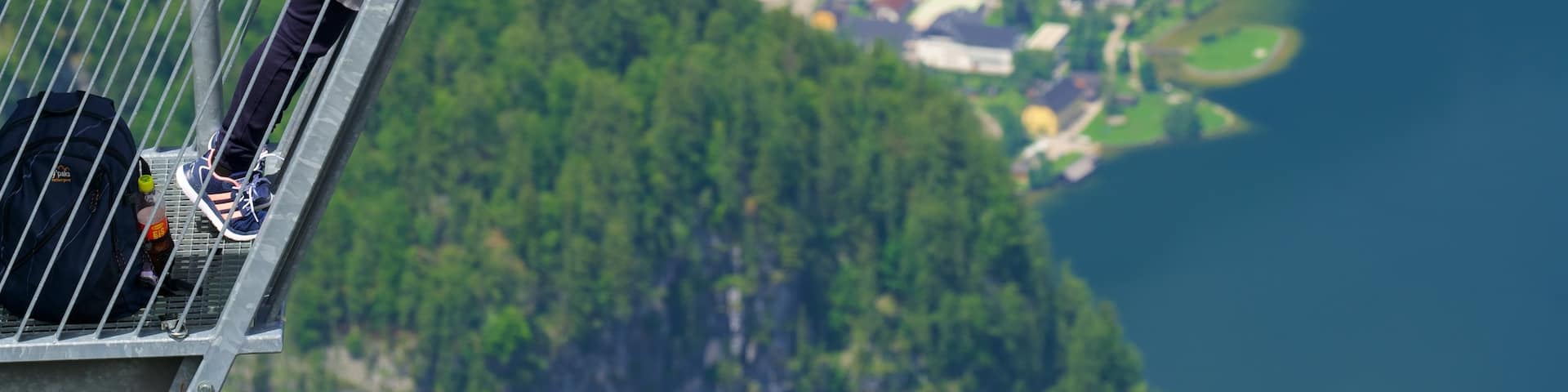 Hallstatt mit einem ruhige Szenerie und Ansichten sowie einzelne Frau