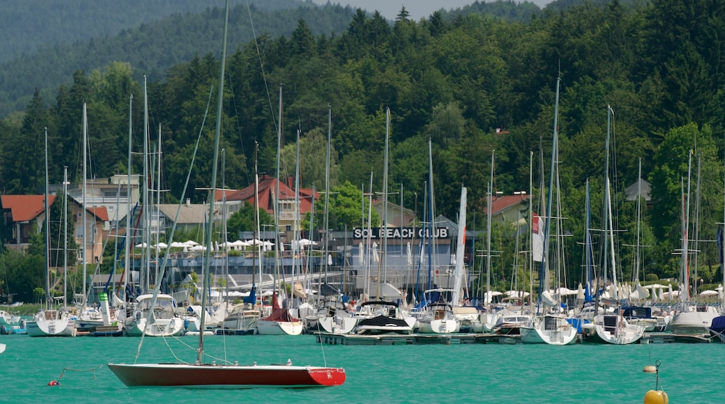 Velden am Wörther See qui includes scènes tranquilles et baie ou port