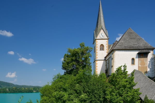 Ăglise Saint-Prime et Saint-FĂ©licien mettant en vedette lac ou Ă©tang et patrimoine historique