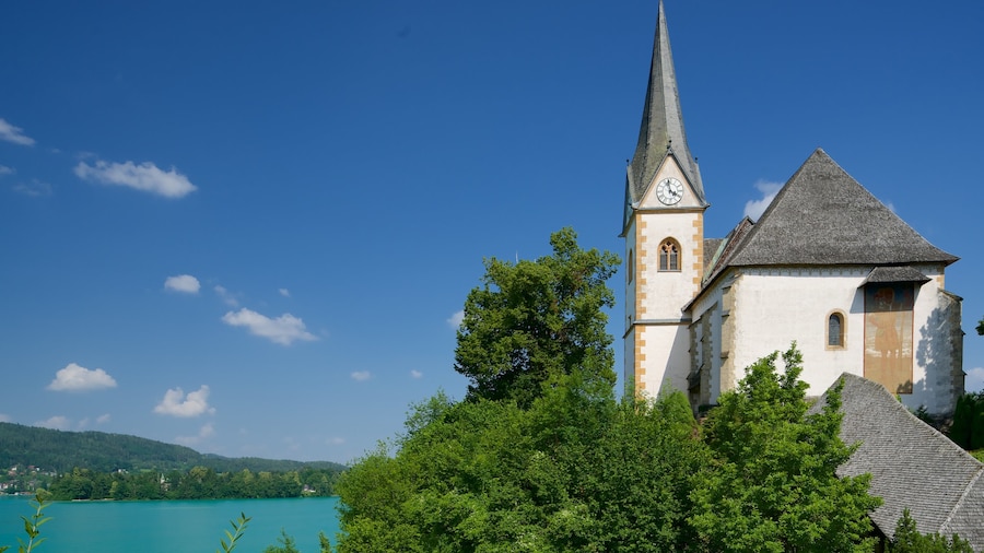 Iglesia parroquial de San Primo y San Feliciano que incluye elementos del patrimonio y un lago o abrevadero