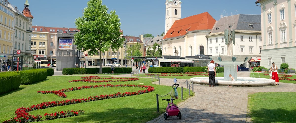 Klagenfurt am Woerthersee mostrando elementos del patrimonio, flores y un jardín
