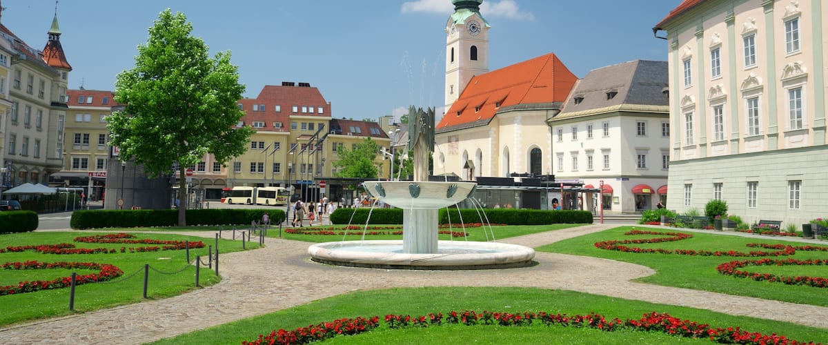 Klagenfurt am Woerthersee showing flowers, a fountain and a park
