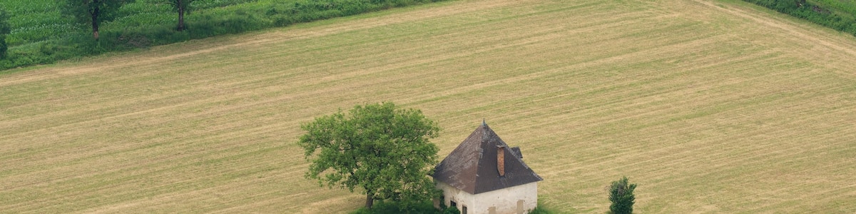 Hochosterwitz Castle das einen ruhige Szenerie und Farmland