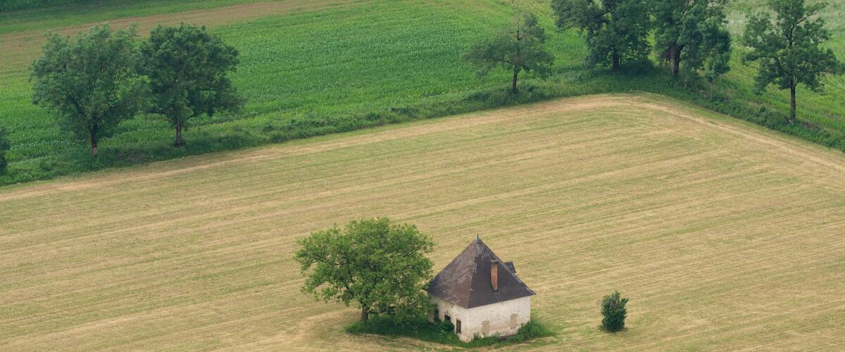 Hochosterwitz Castle das einen ruhige Szenerie und Farmland