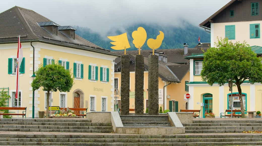 Strobl que incluye arte al aire libre y elementos patrimoniales