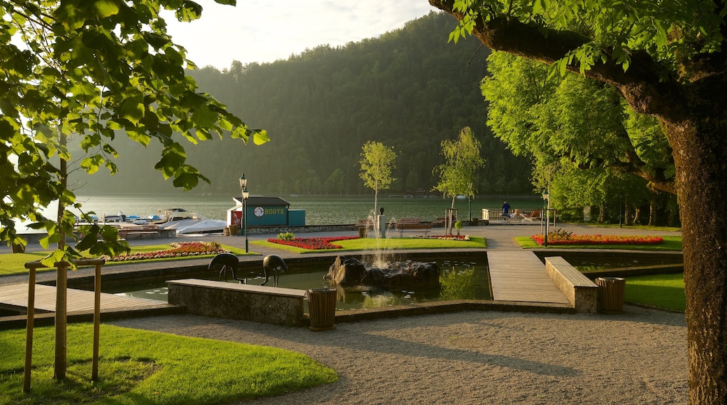 Strobl mit einem See oder Wasserstelle, Blumen und Garten