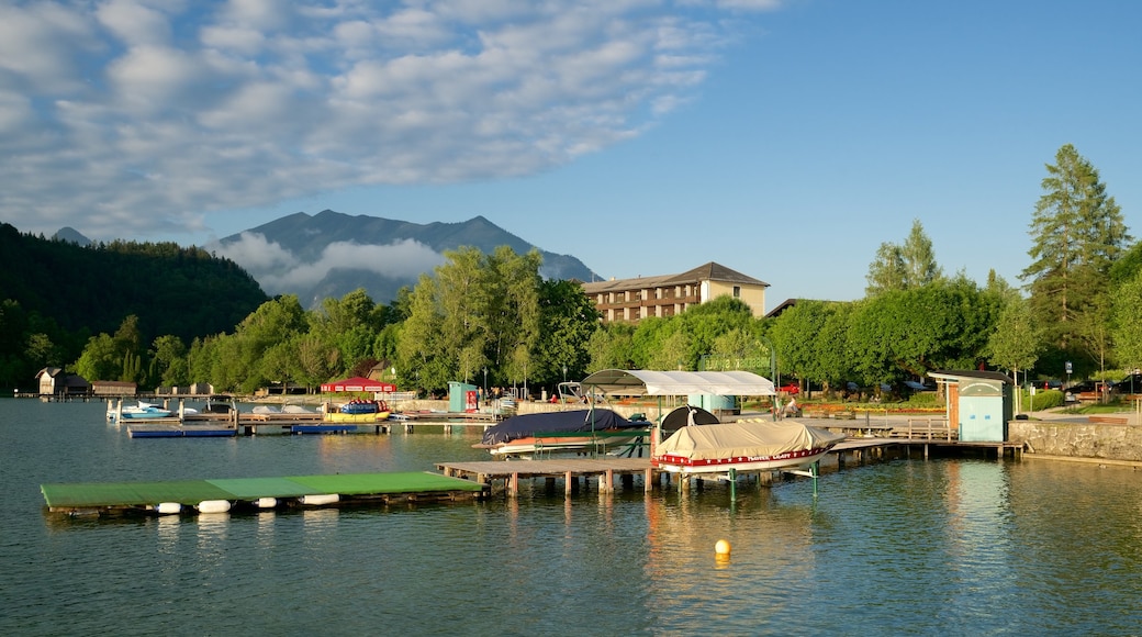 Strobl que incluye un lago o abrevadero