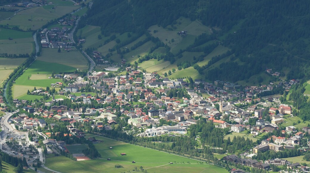 Stubnerkogel toont vredige uitzichten, een klein stadje of dorpje en landschappen