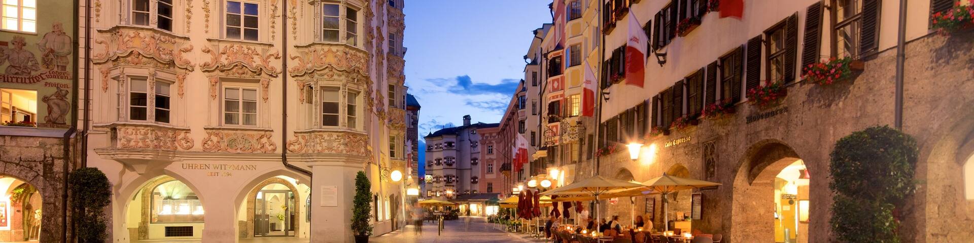 Ciudad Vieja ofreciendo escenas nocturnas y elementos del patrimonio