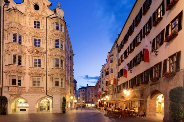 Vieille ville mettant en vedette scĂšnes de nuit et patrimoine historique