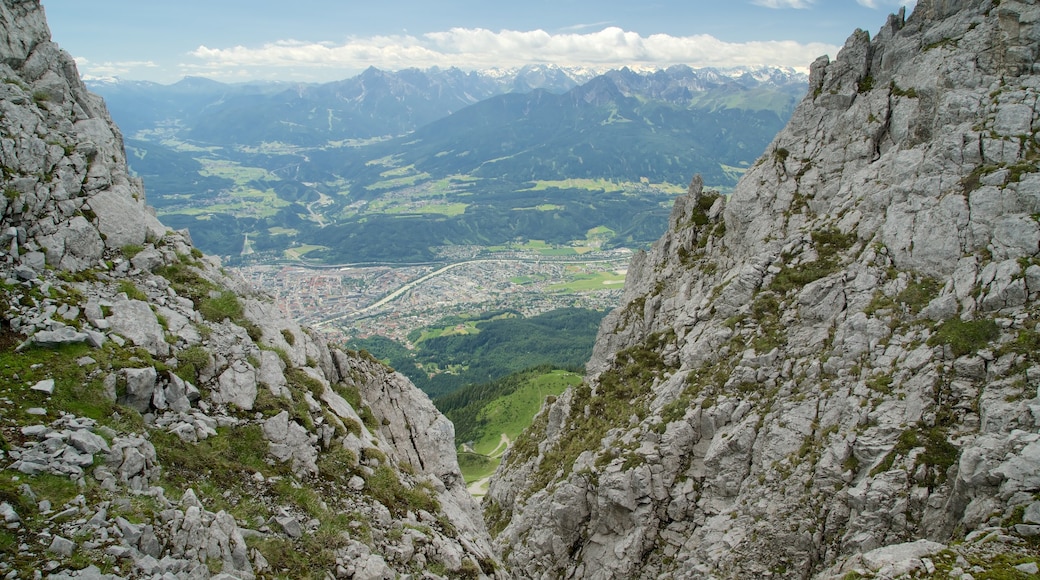 Innsbruck ofreciendo montañas y situaciones tranquilas