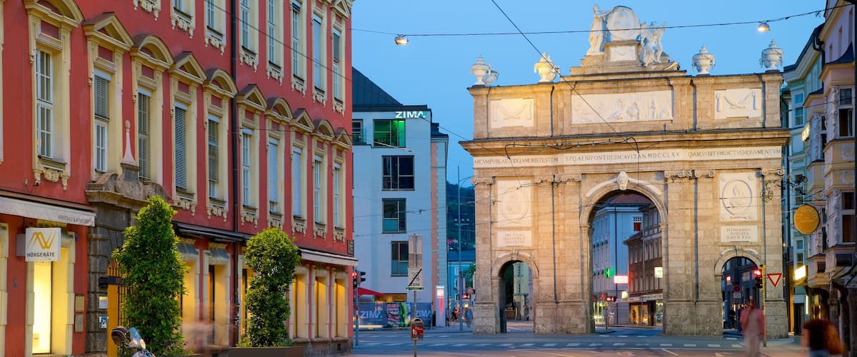 Triumphal Arch which includes night scenes, heritage architecture and heritage elements