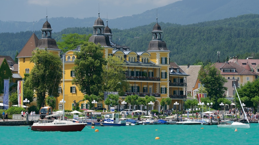 Velden am Wörther See som visar en hamn eller havsbukt och historiska element