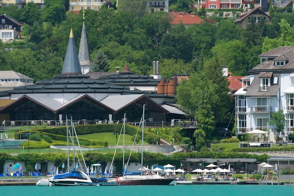 Casino Velden das einen Garten und Bucht oder Hafen