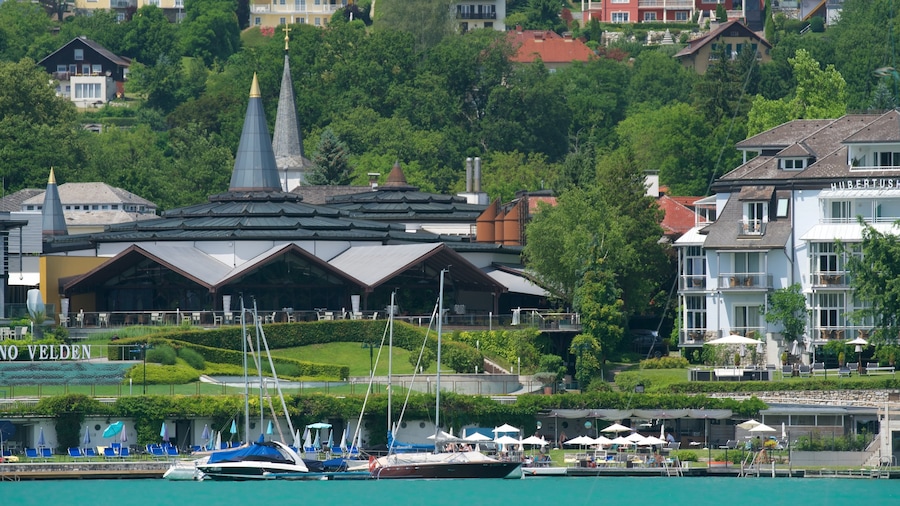 Casino Velden mostrando un jardín y una bahía o puerto