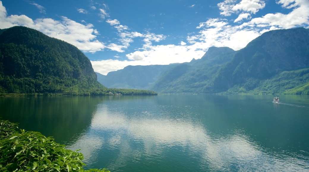 Hallstatt mit einem Berge, ruhige Szenerie und See oder Wasserstelle