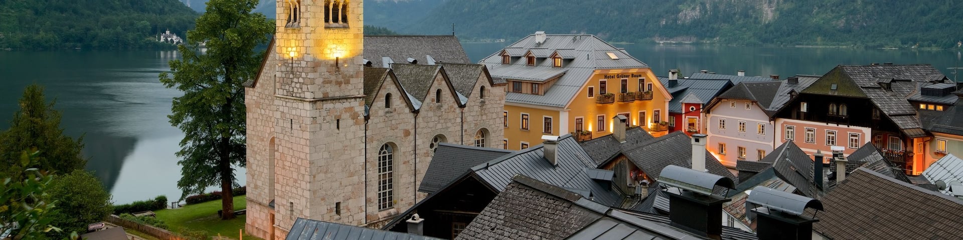 Hallstatt which includes heritage elements, mountains and a lake or waterhole