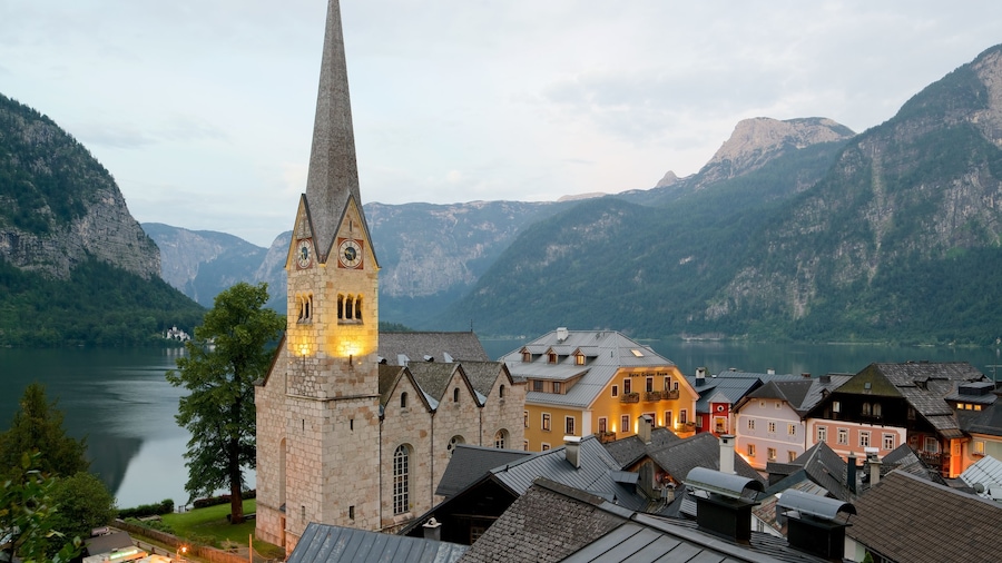 Hallstatt which includes heritage elements, mountains and a lake or waterhole