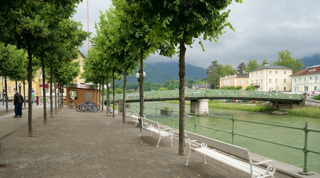 Bad Ischl mit einem Fluss oder Bach, Brücke und Geschichtliches