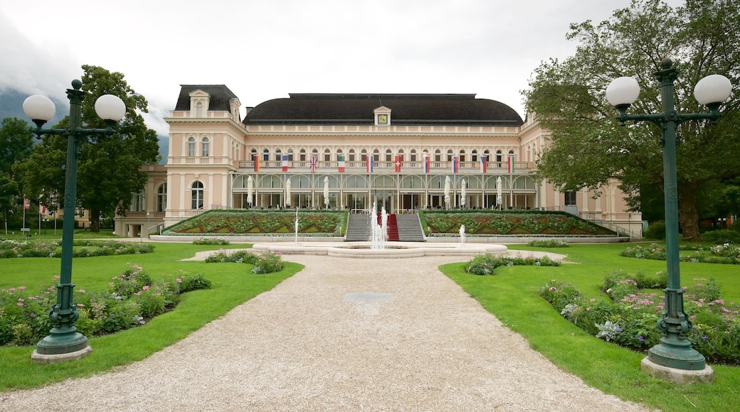 Bad Ischl toont historische architectuur, een park en een fontein