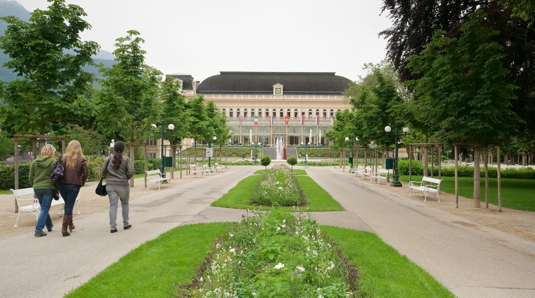 Bad Ischl mostrando elementos de patrimônio e um jardim assim como um pequeno grupo de pessoas