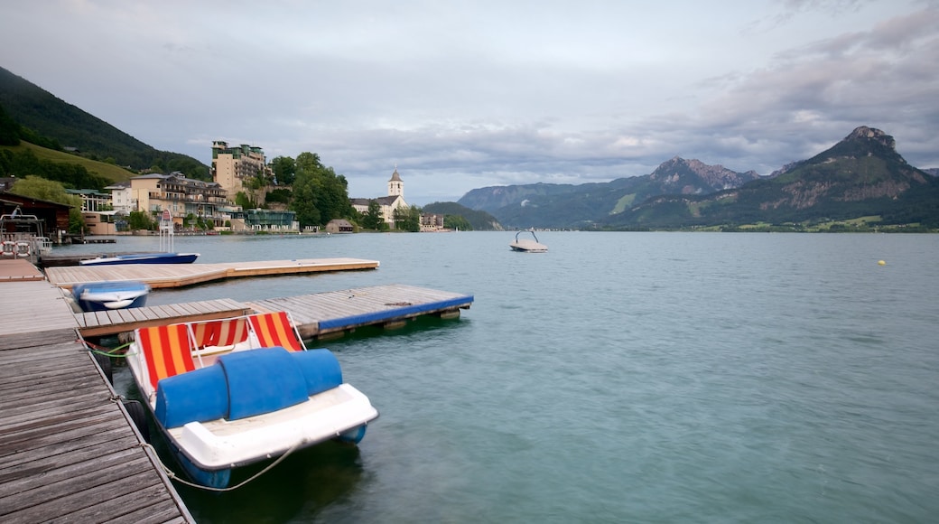 Sankt Wolfgang im Salzkammergut som visar en sjö eller ett vattenhål och stillsam natur