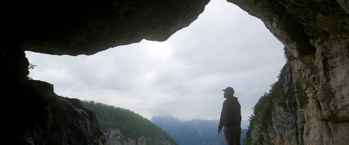 Obertraun das einen Höhlen und Nebel sowie einzelner Mann