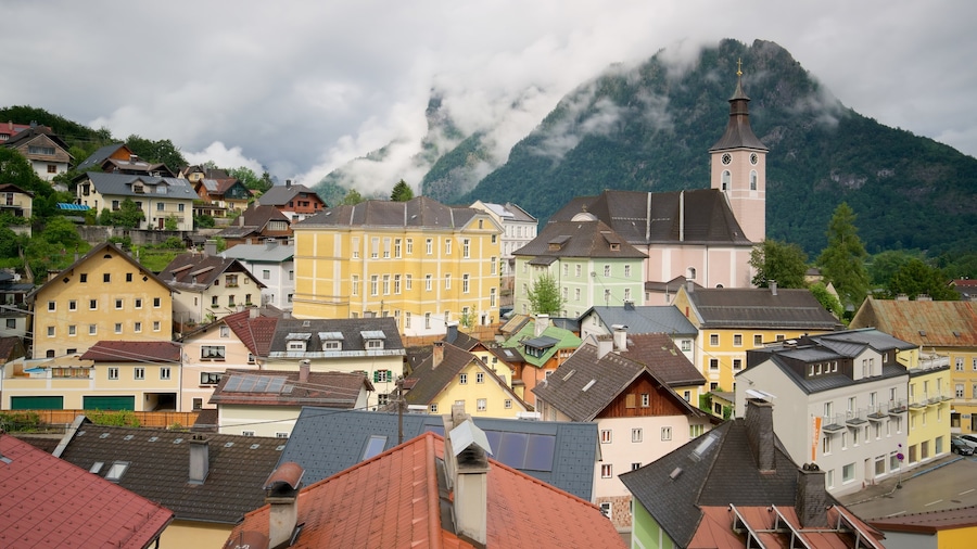 Ebensee mostrando una pequeña ciudad o pueblo y neblina o niebla