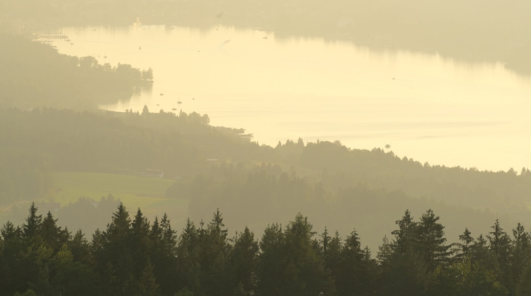 Keutschach am See som visar stillsam natur, en sjö eller ett vattenhål och en solnedgång