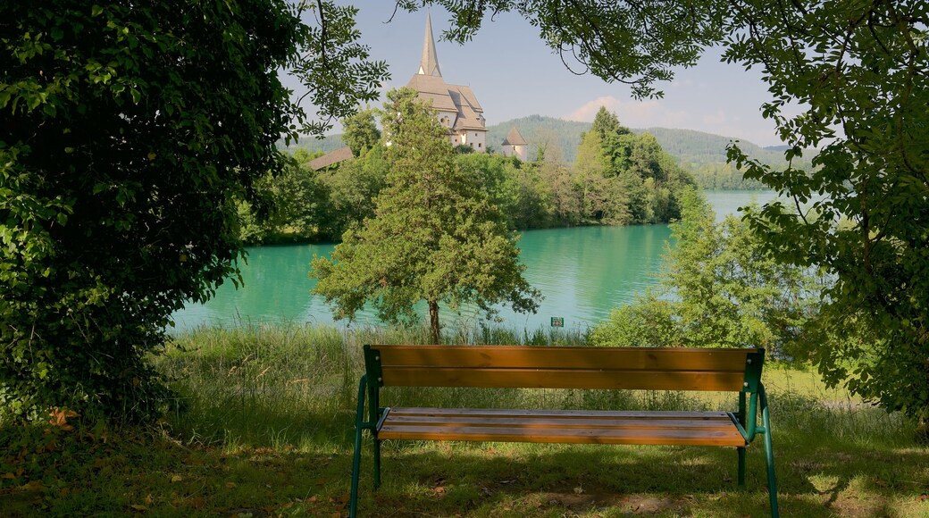 Maria Wörth qui includes lac ou étang et jardin