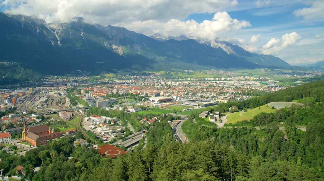 Bergisel Skisprungschanze welches beinhaltet Landschaften, Berge und Stadt