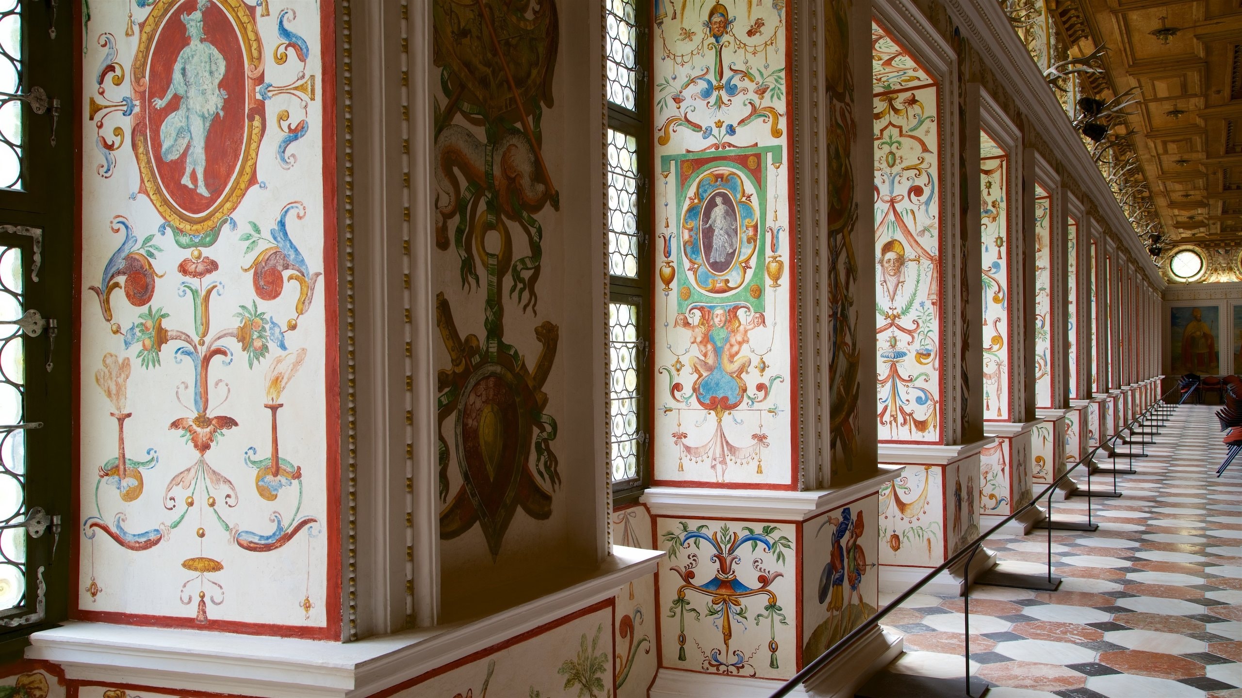 Castillo de Ambras ofreciendo elementos patrimoniales y vistas de interior