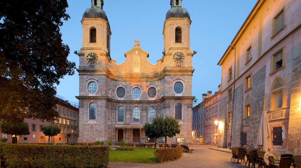 Cathedral of St. James inclusief een kerk of kathedraal, een tuin en historische architectuur