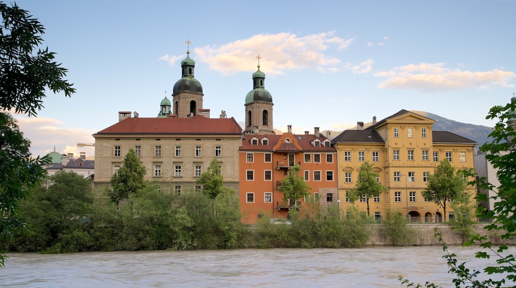 Catedral de Innsbruck mostrando un atardecer, un lago o laguna y elementos patrimoniales