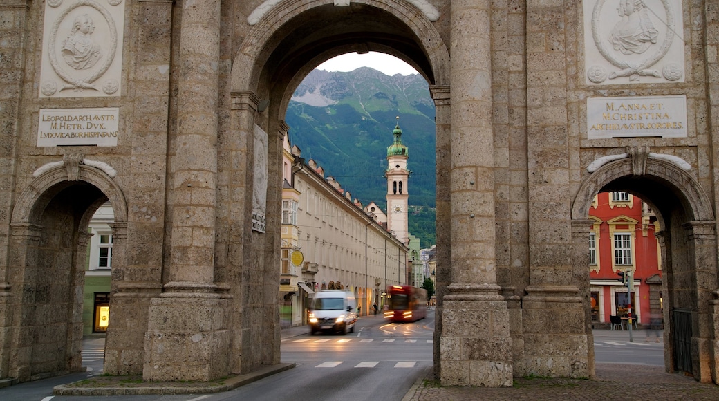 Triumphal Arch which includes heritage elements