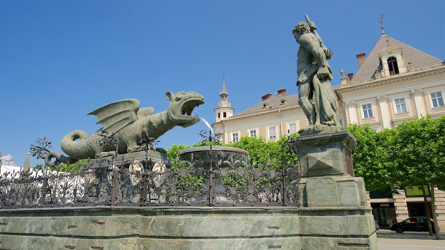 New Square showing heritage elements, a statue or sculpture and a fountain