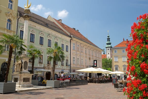Alter Platz das einen Blumen und Geschichtliches