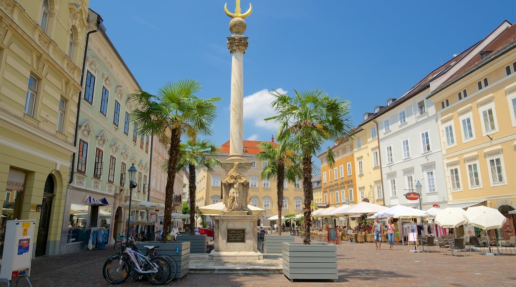 Antica piazza mostrando oggetti d\'epoca e monumento