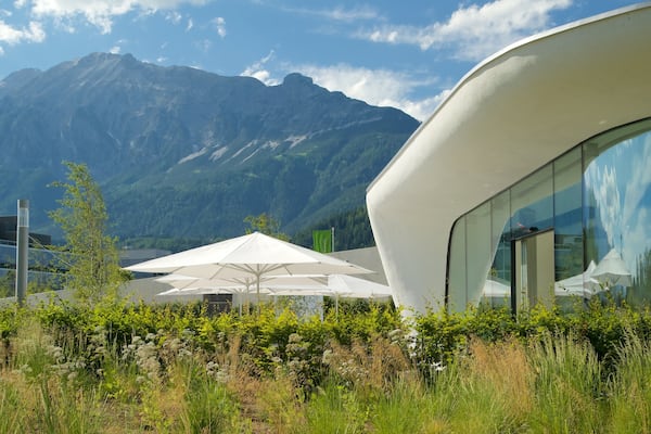 Swarowski Crystal Worlds qui includes scènes tranquilles et montagnes