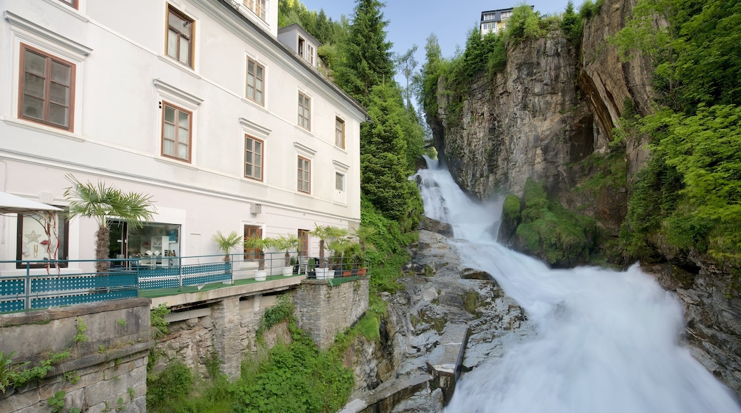 Bad Gastein mostrando elementos del patrimonio, rápidos y una cascada