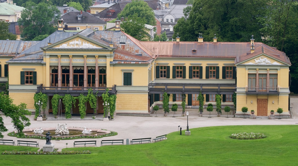 Bad Ischl mit einem Garten und historische Architektur