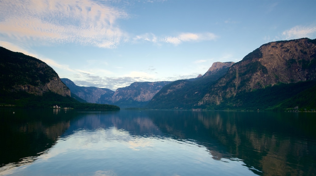 Hallstatt ofreciendo un lago o abrevadero y una puesta de sol